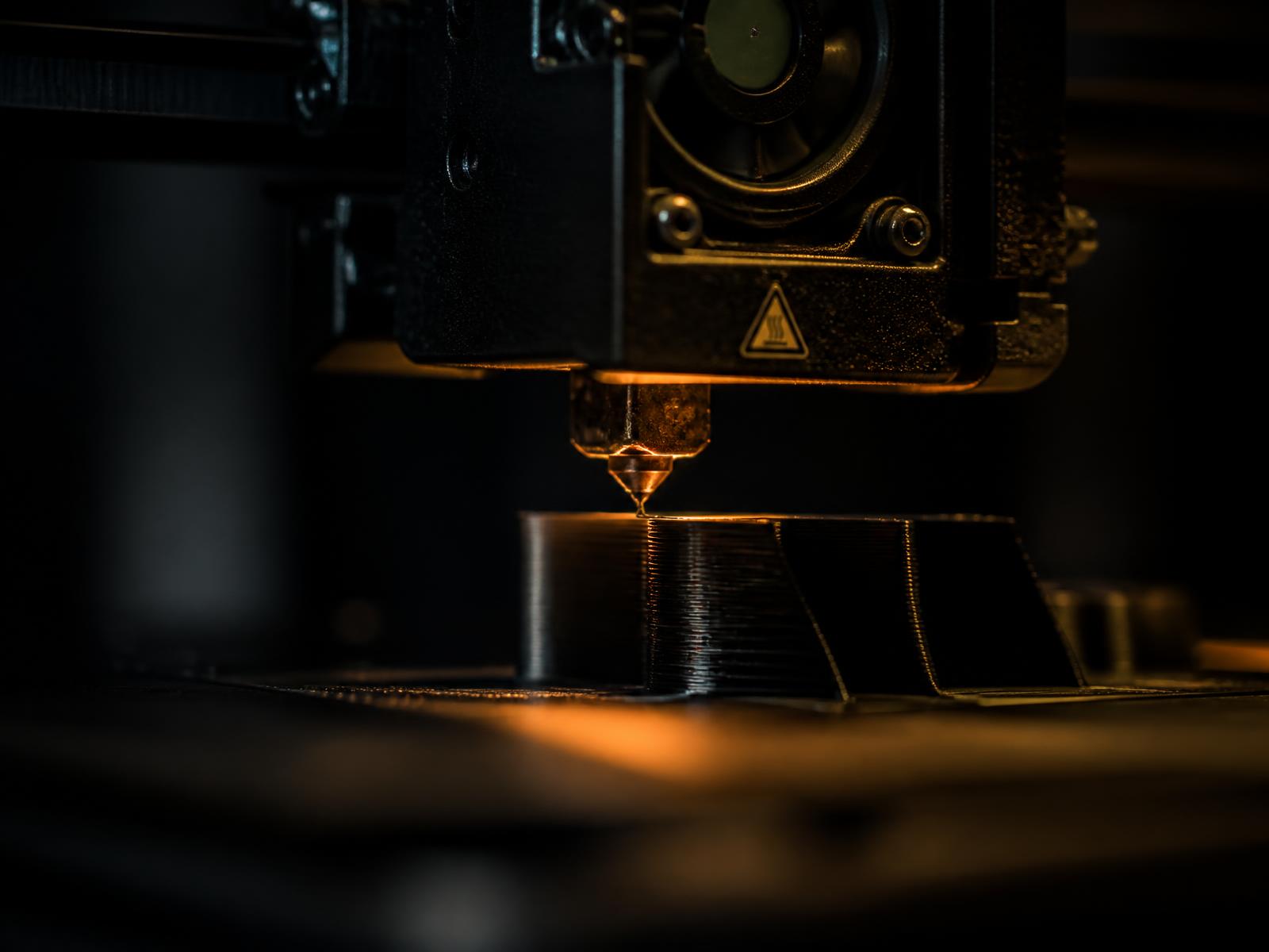 Дюза на 3D принтер, екструдираща филамент